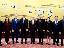 Wang Yi recibe a delegación bipartidista del Senado estadounidense en Beijing