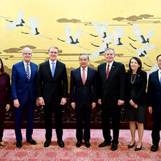 Wang Yi recibe a delegación bipartidista del Senado estadounidense en Beijing