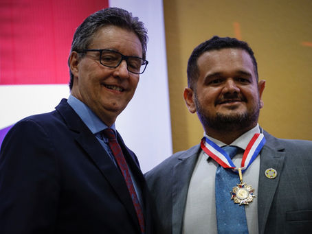 Defensores públicos são homenageados com Medalha do Mérito Legislativo na ALE