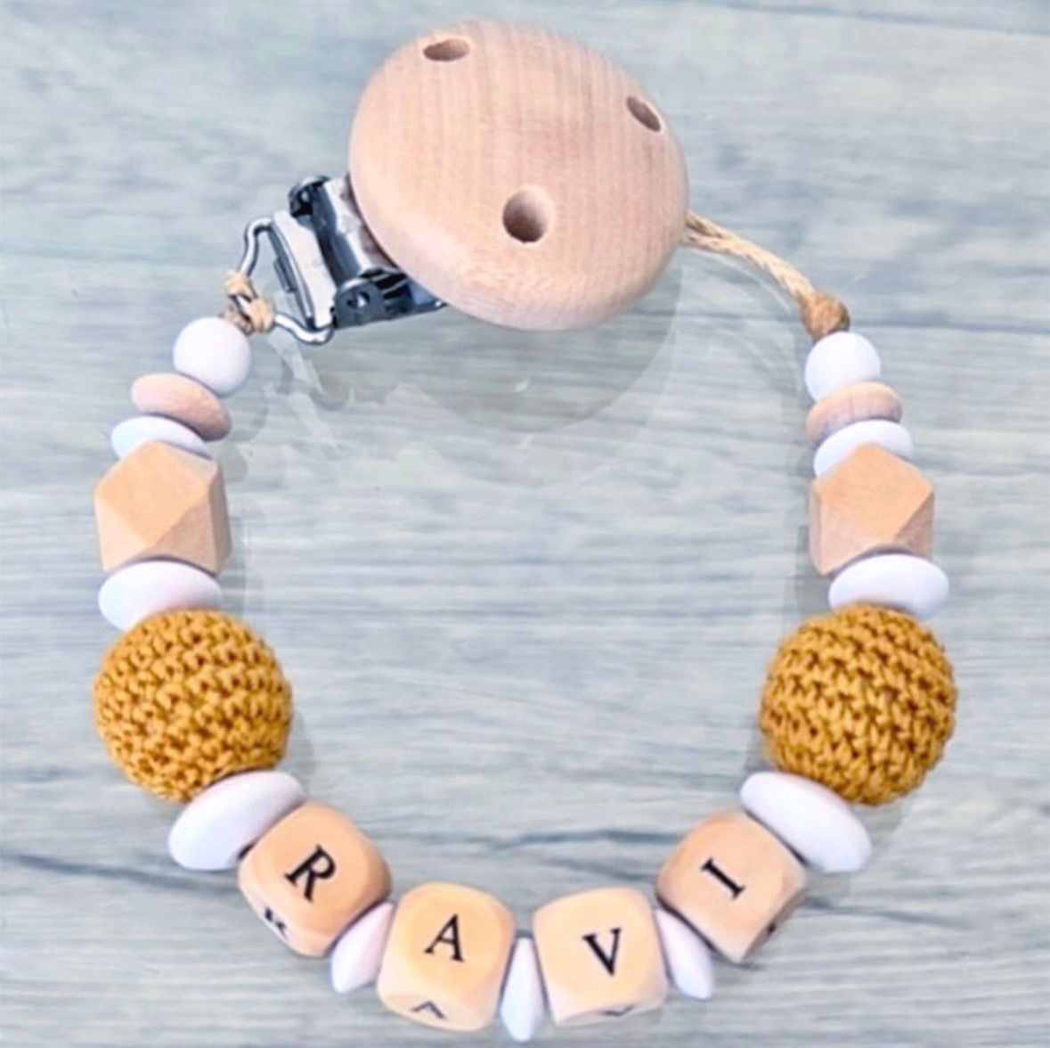  Attache tétine / doudou personnalisé blanc, bois et moutarde 