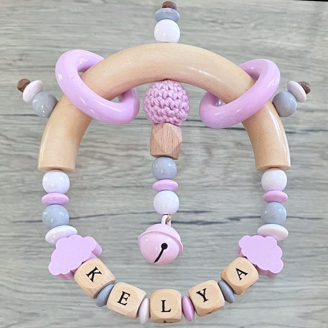 Hochet d'Eveil Personnalisé nuages rose, gris, blanc, bois