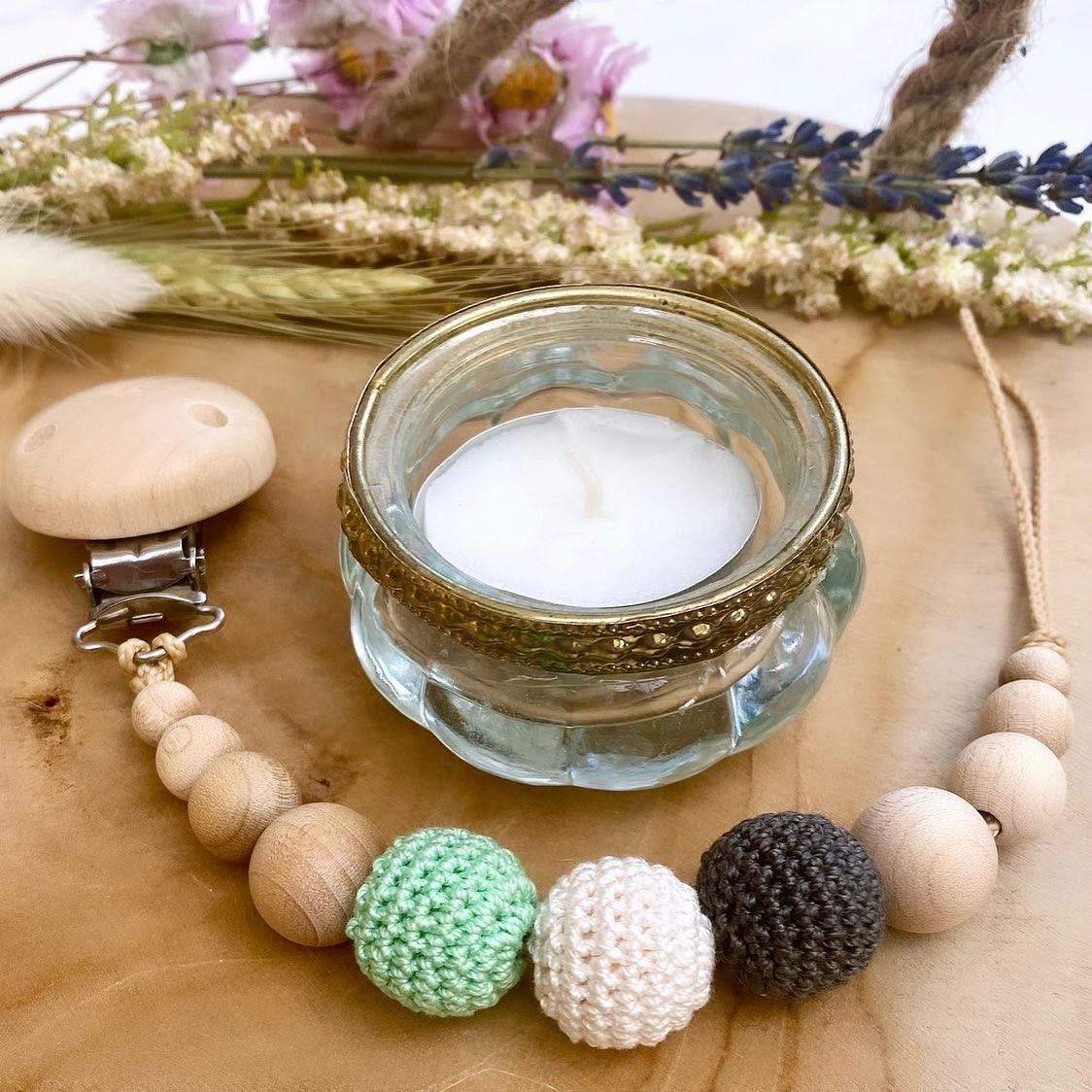 Attache tétine ou doudou non personnalisée, trio de perles en crochet