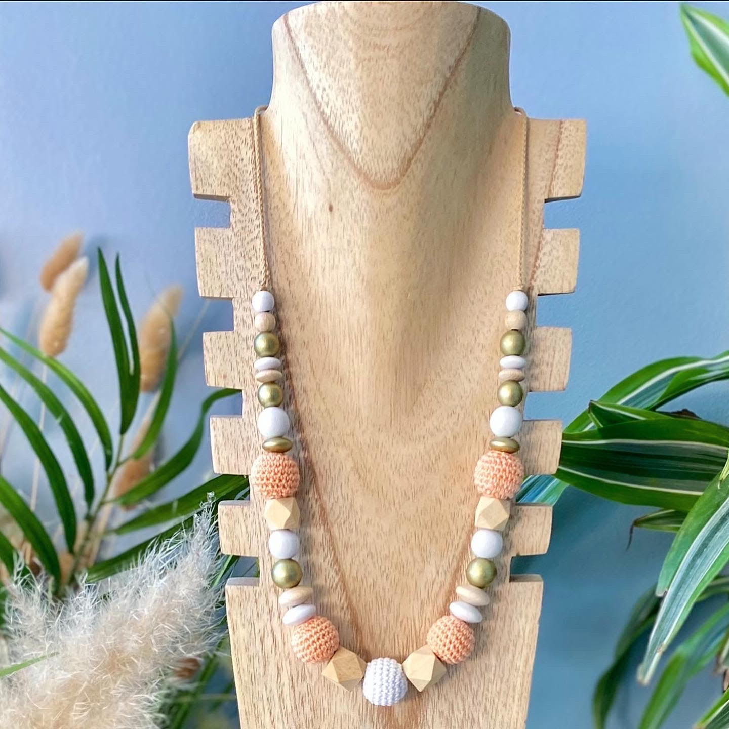 Collier d'allaitement bois, blanc, doré, saumon