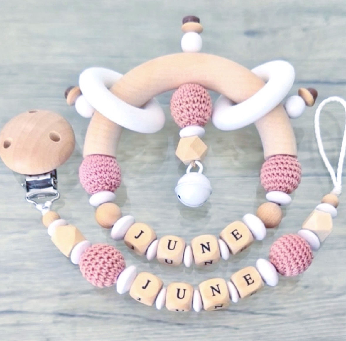 Duo naissance attache tétine / doudou et hochet d éveil personnalisé, vieux rose
