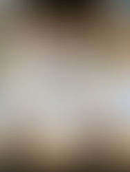  Personas colaborando en un proyecto en una mesa con papeles y bolígrafos en una agencia de publicidad en Guatemala.