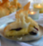 Saquitos de camembert y frutos rojos