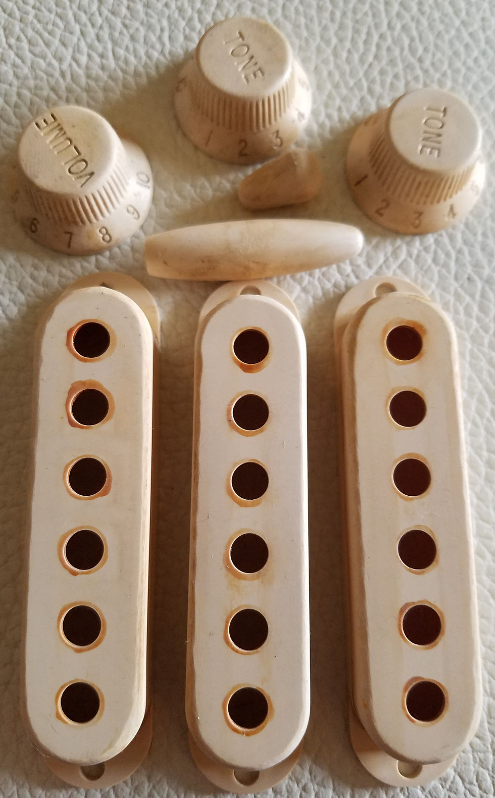 Thumbnail: Stratocaster Knobs, Covers and tips kit