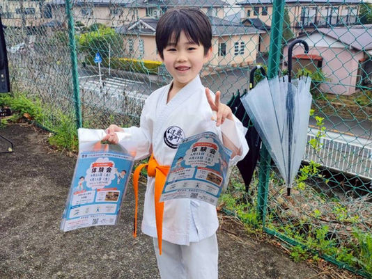 入学式でのチラシ配り(青葉空手クラブ)