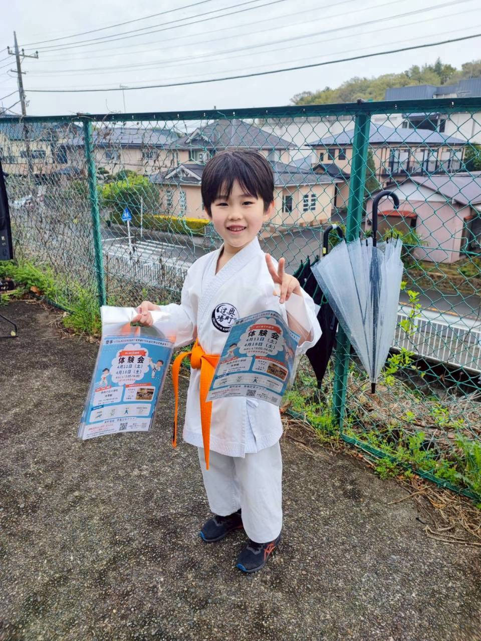 入学式でのチラシ配り（青葉空手クラブ）