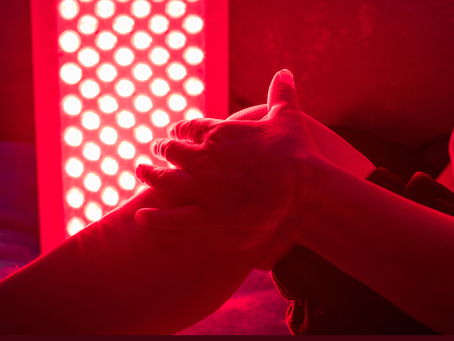 Person receiving red light therapy benefits to their injured knee