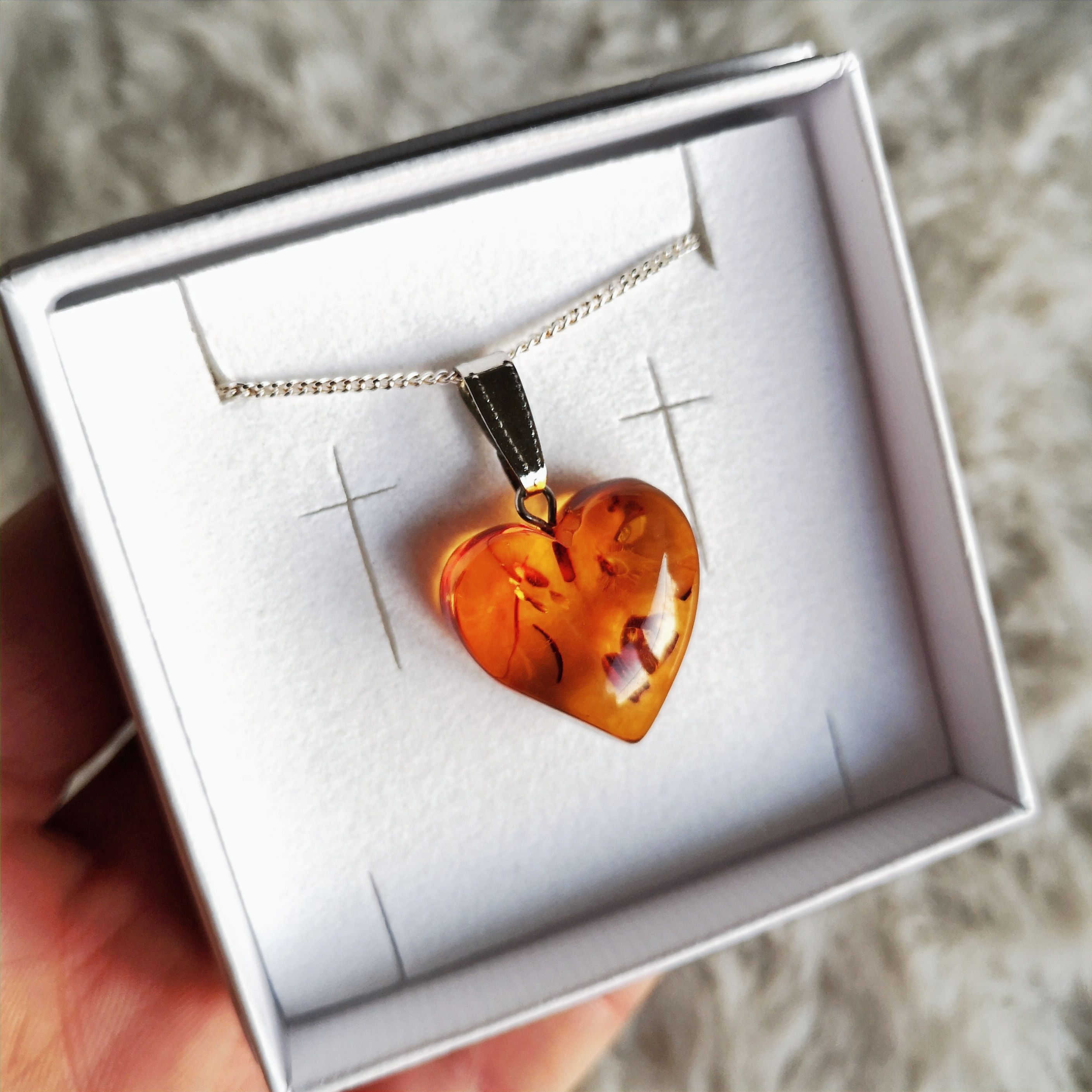 Bernstein Anhänger in Herzform mit Schlaufe - Unikat