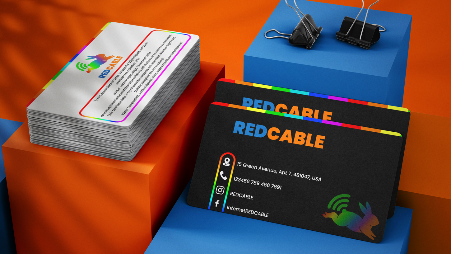 Tarjetas de presentación con la identidad aplicada, transmitiendo profesionalismo y confianza.