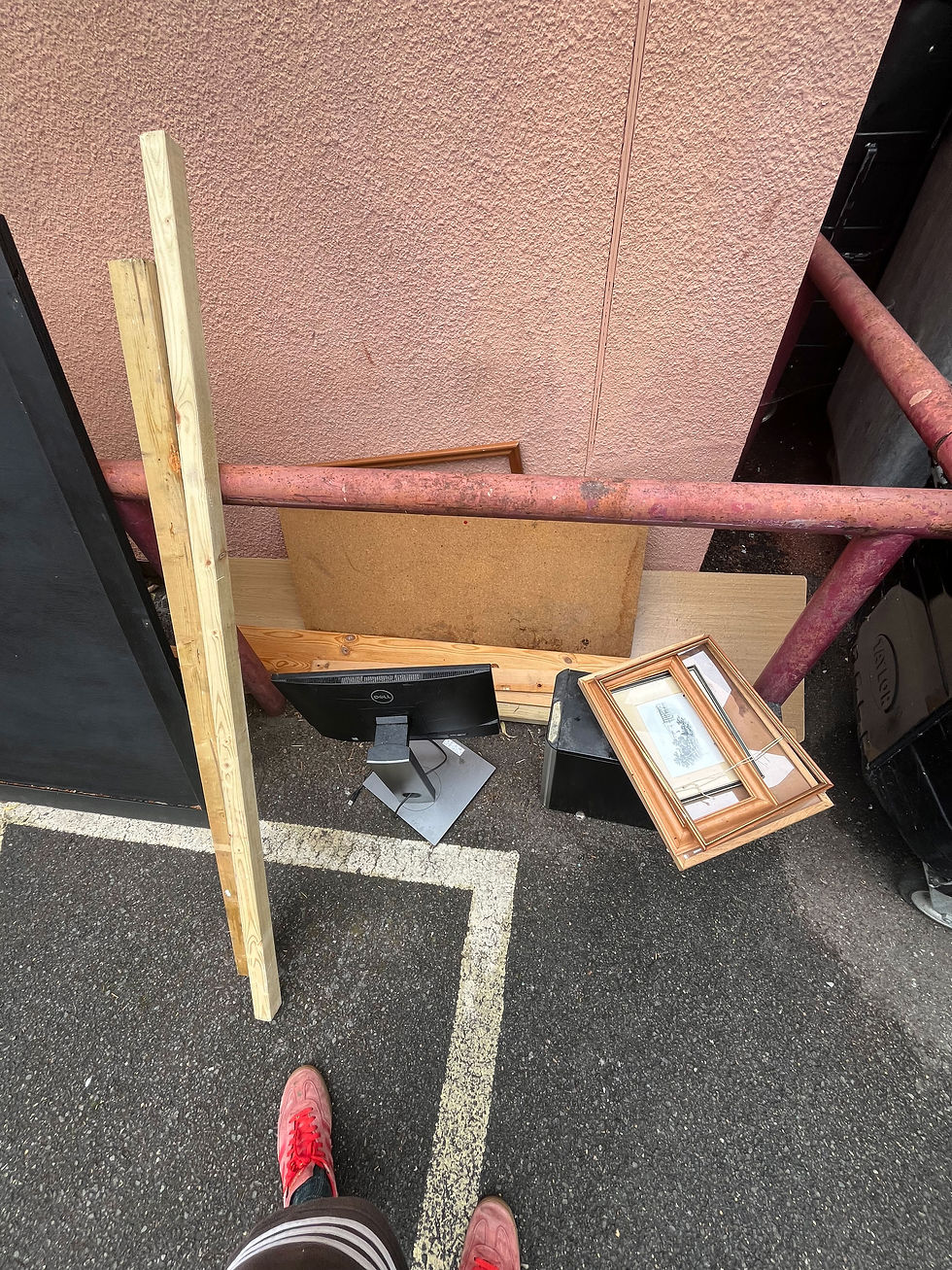 XXL bit of wood is the black thing on the left mostly out of shot