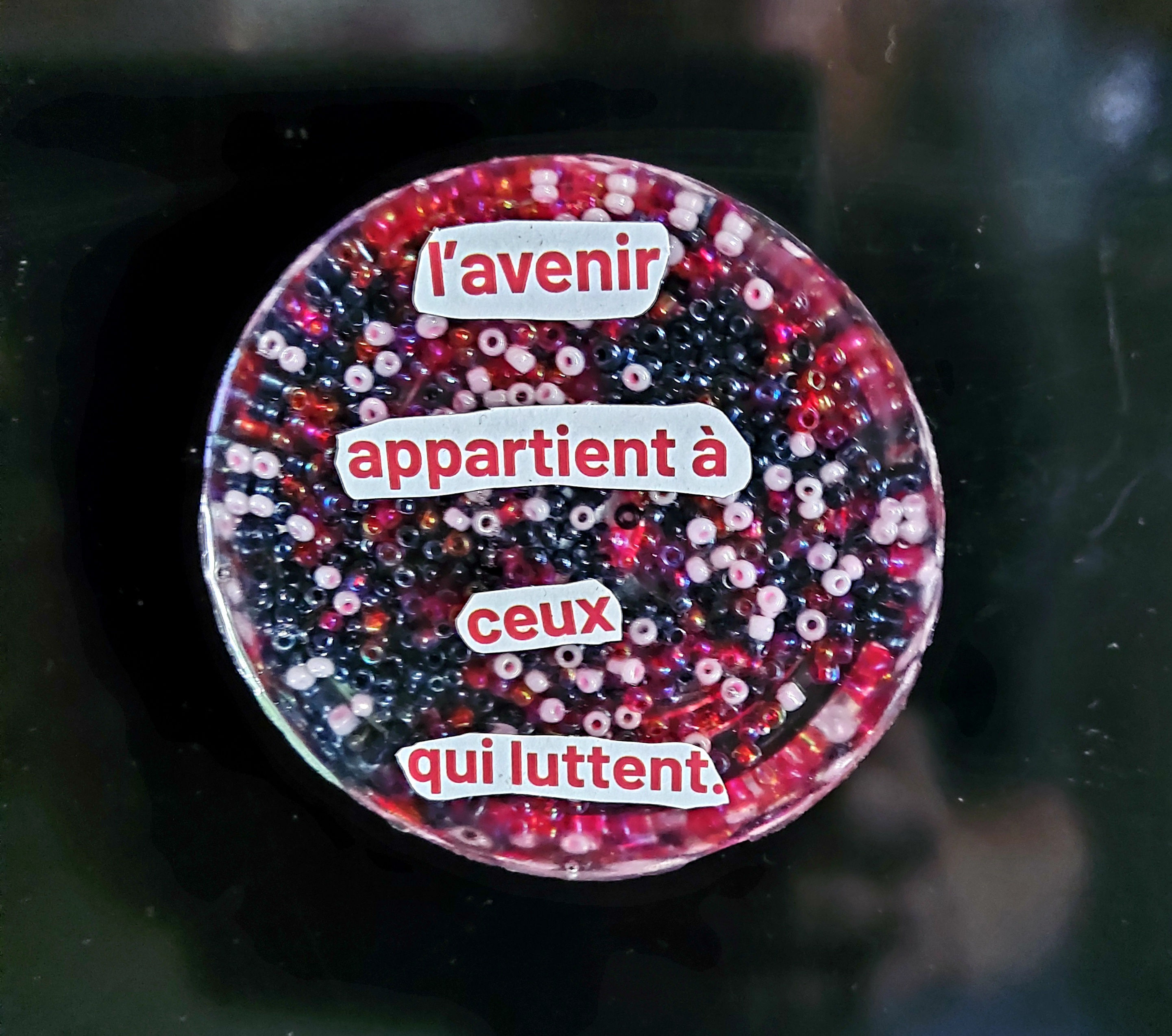 Magnet,  diamètre : 5,7 cm. 