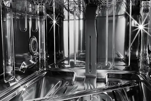 Lave-vaisselle moderne encastrable entièrement ouvert, révélant ses paniers intérieurs remplis de vaisselle propre, d'assiettes et de couverts, sur un fond noir épuré.
