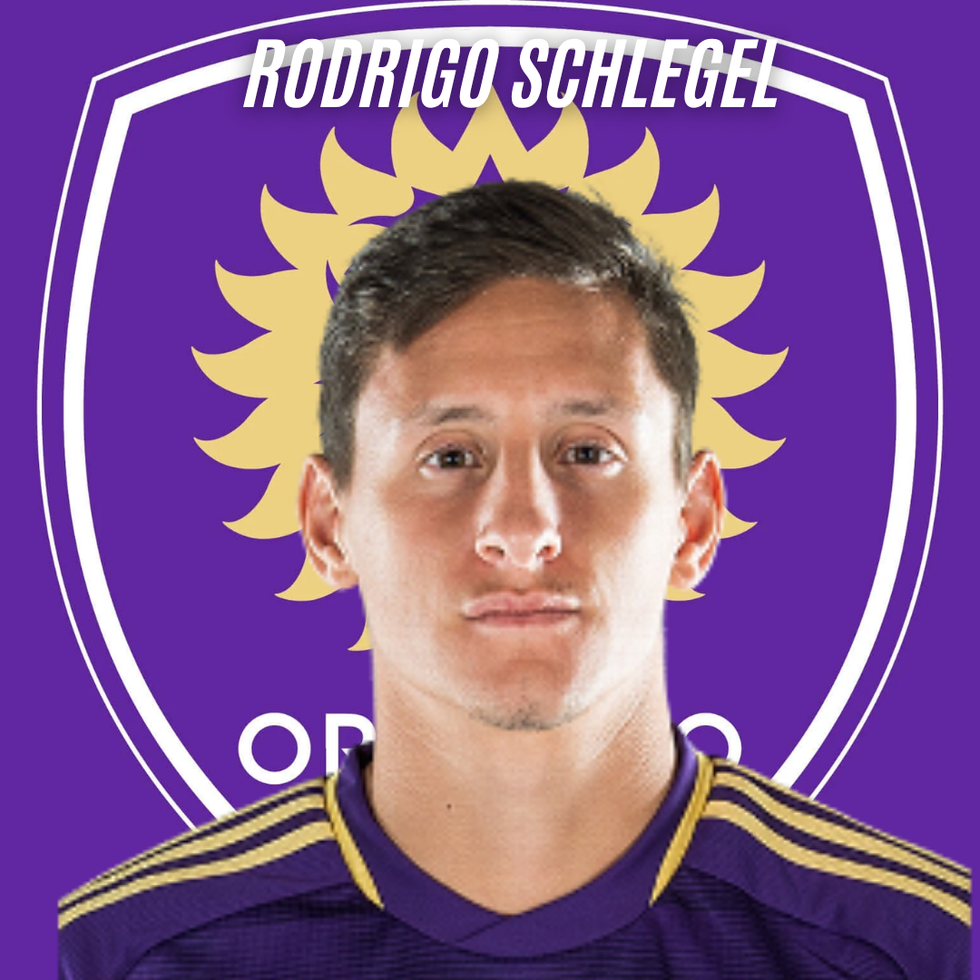 Schlegel que se desempeña como defensor central, firmó contrato el 23 de diciembre de 2019 y sigue jugando en la actualidad.