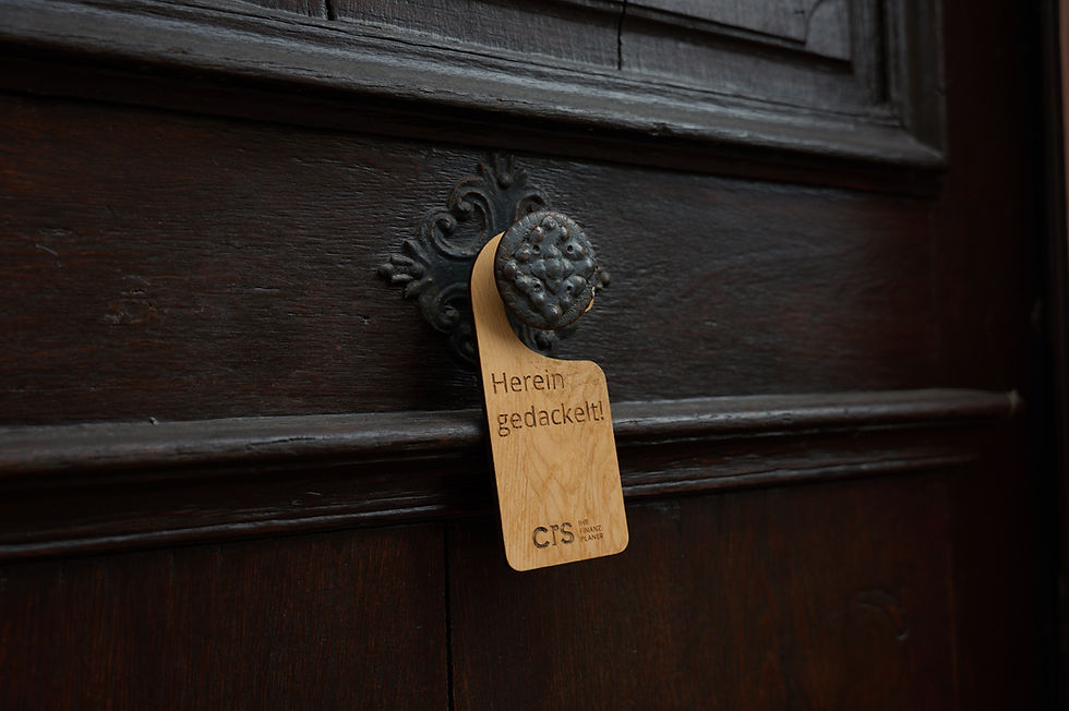 CRS_2025_00569 Haustür, Hereingedackelt.jpg