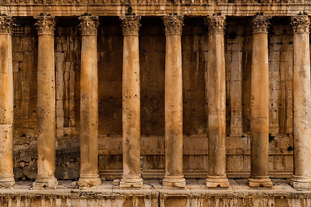 Frontal view of a colonnade - Row of col