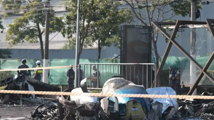 Destroços de avião de pequeno porte que caiu na Barra Funda, em São Paulo Imagem: Werther Santana - 7.fev.2025/Estadão