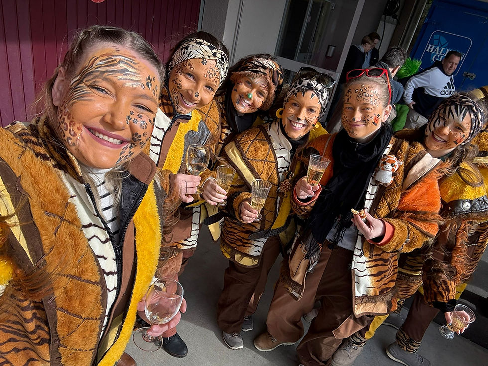 Verkleidete Frauen im Tiger-Kostüm beim Karneval