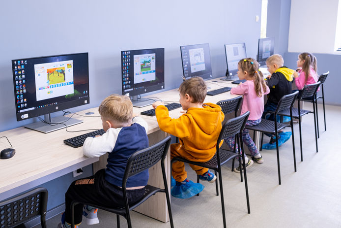 Дети 5-6 лет увлеченно занимаются робототехникой в Студии Развивайся в Коломне