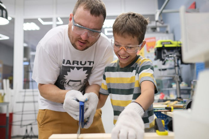 Дети 5-16 лет увлеченно занимаются на инженеерных и научных курсах в Студии Развивайся в Коломне