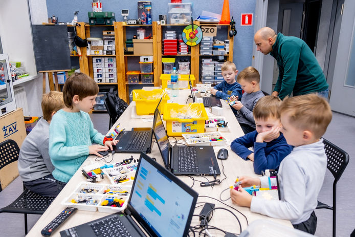 Дети 5-6 лет увлеченно занимаются робототехникой в Студии Развивайся в Коломне