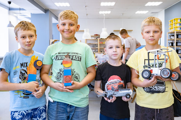 Дети 10-16 лет занимаются проектной производственной деятельностью в Студии Развивайся в Коломне