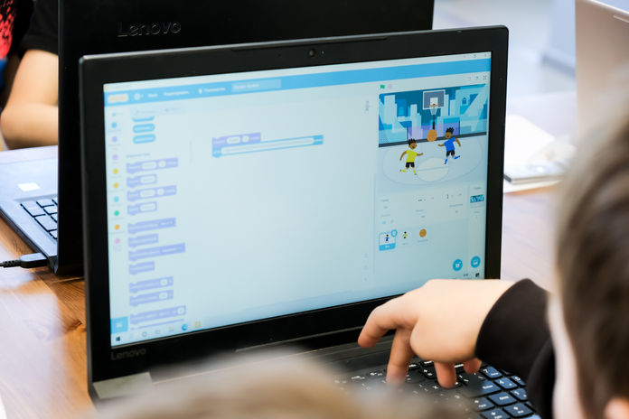 Дети 8-10 лет увлеченно занимаются программированием в Стедии Развивайся в Коломне и Луховицах
