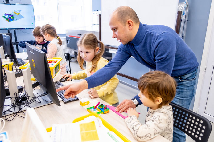 Дети 5-6 лет увлеченно занимаются робототехникой в Студии Развивайся в Коломне