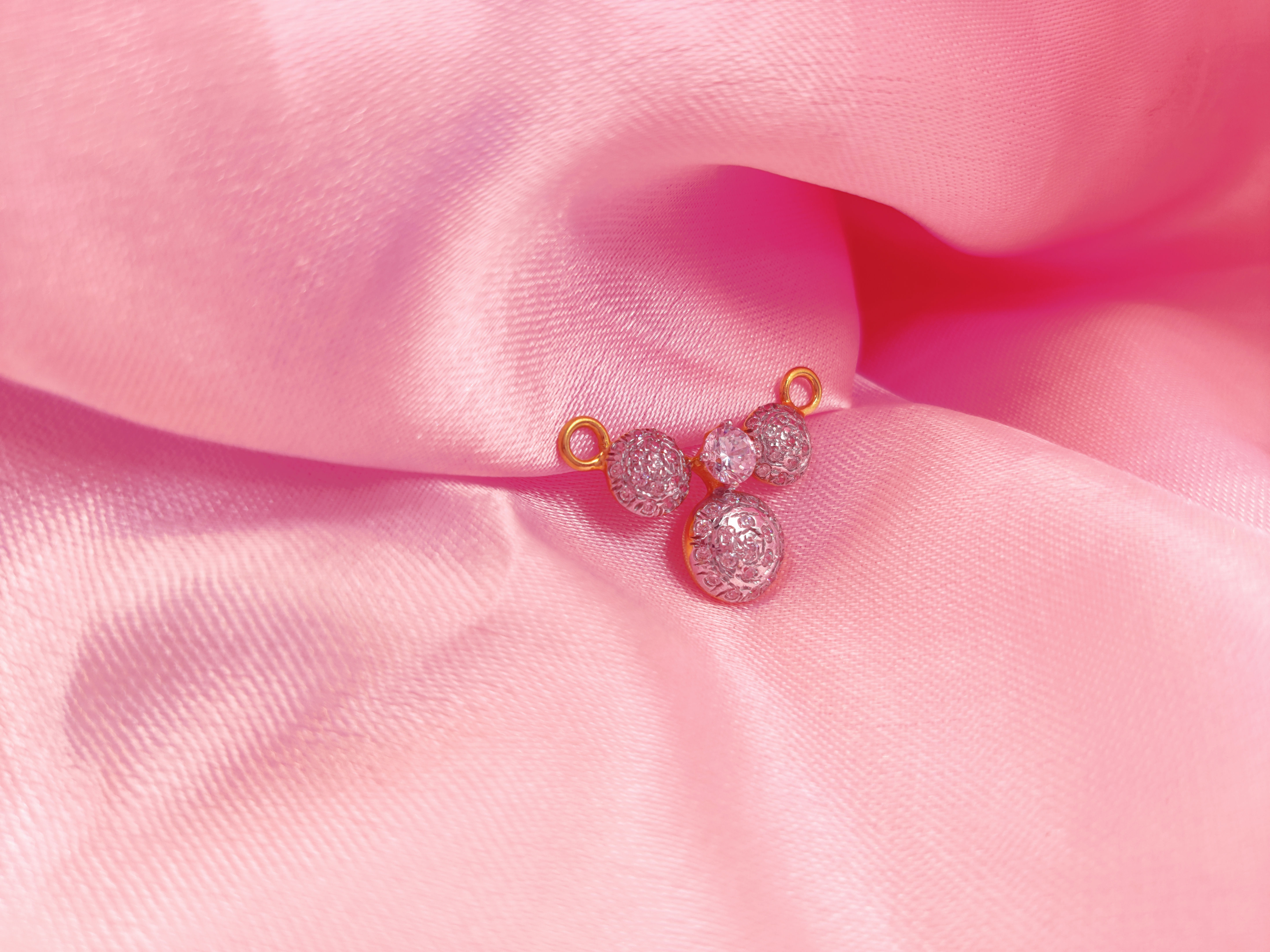 Studded Pendant 22k 3.81gms