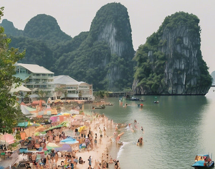 हा लॉन्ग बीच पर स्विमसूट पहने लोग.jpg