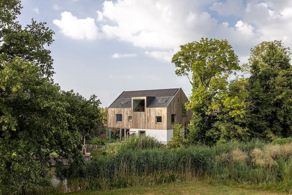 CPO-woning CoHouse Cothen met houtskeletbouw gevel en zonnepanelen, gezien vanaf de Kromme Rijn