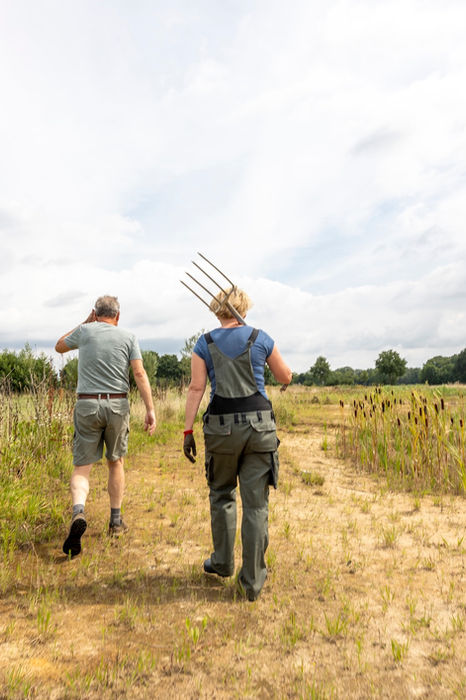 bewoners lopen over veld van CPO Buitendelen Lettele