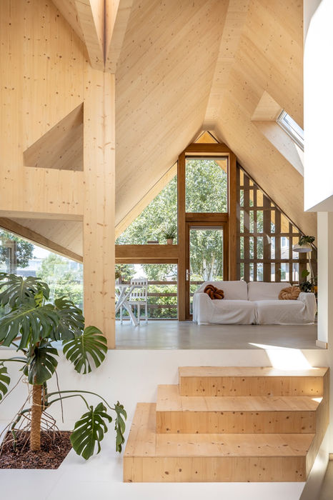 Biobased woning Nederland verspringende vloeren met panoramische ramen naar tuin