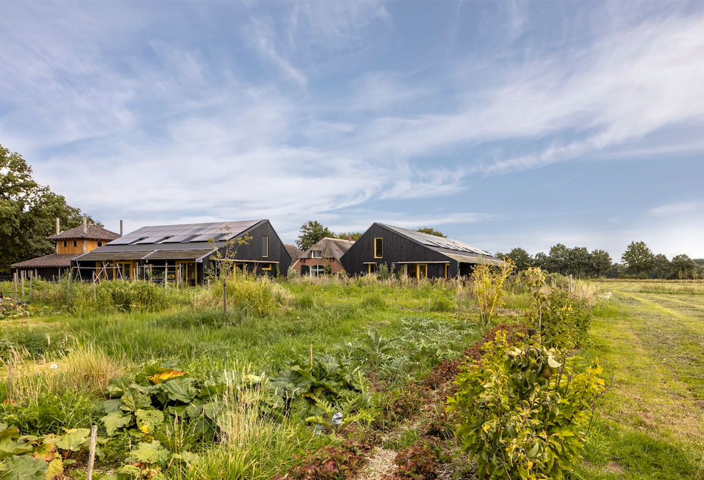Buitenruimte erf met uitzicht op collectief moestuinperceel