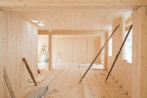 Montage van prefab CLT-panelen op de bouwplaats — kruislaaghout als bouwpakket voor snelle en nauwkeurige houtbouw