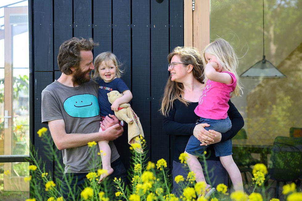 Blije bewoners voor hun nieuwe houten biobased prefab woning, gebouwd door Woonpioniers