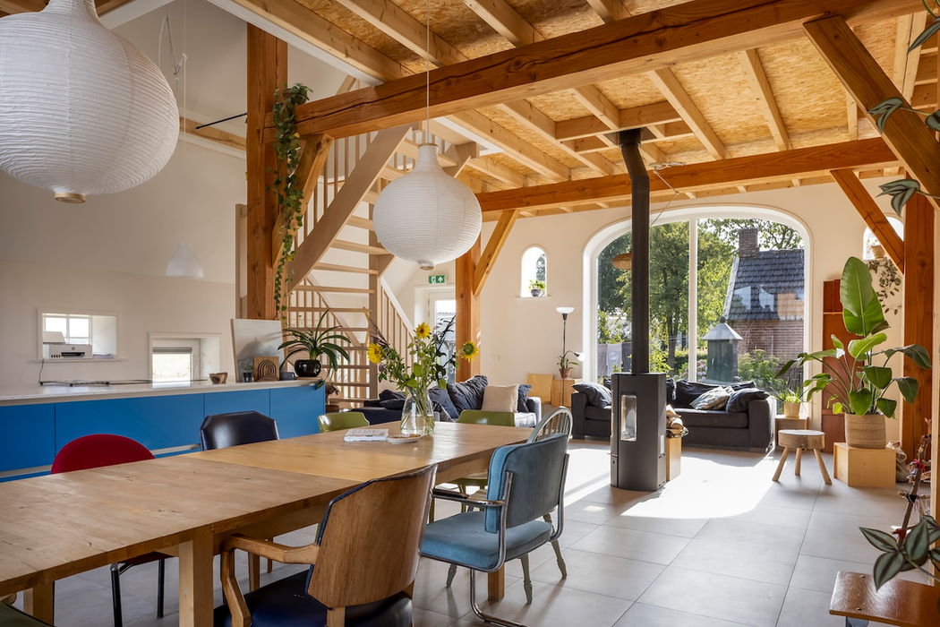 Collectieve ruimte met grote tafel en open keuken