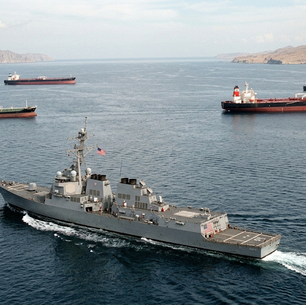 U.S. Navy warship enforcing blockade in the Strait of Hormuz as global oil shipping routes face disruption amid the U.S.-Iran war.