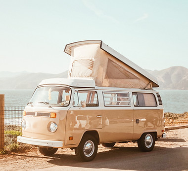 Vintage Beige Van am Meer - Oldtimer Wohnmobil Versicherung fürs sichere Reisen mit Müdder Versicherungen