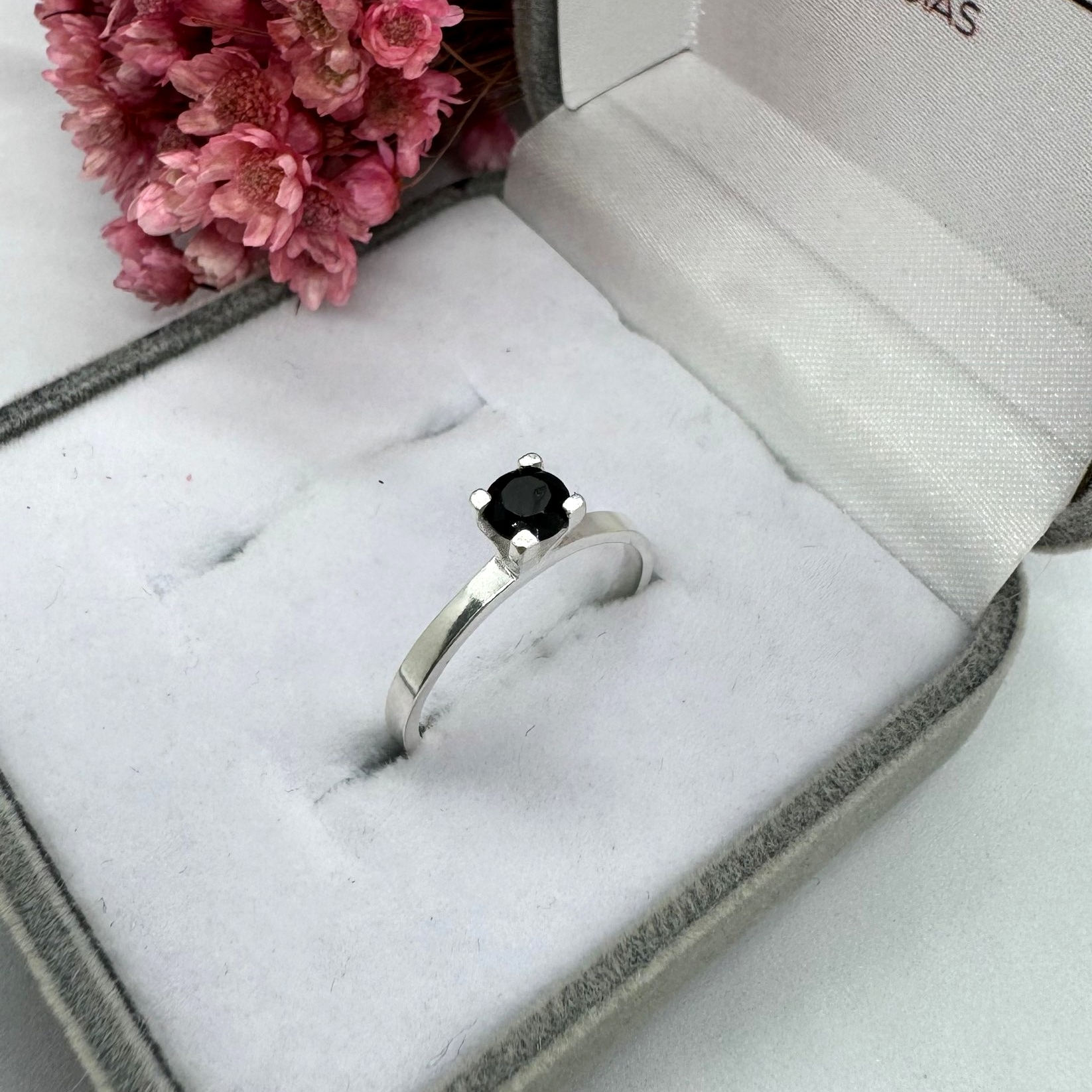 Anel Solitário Unique Ônix - Prata 925