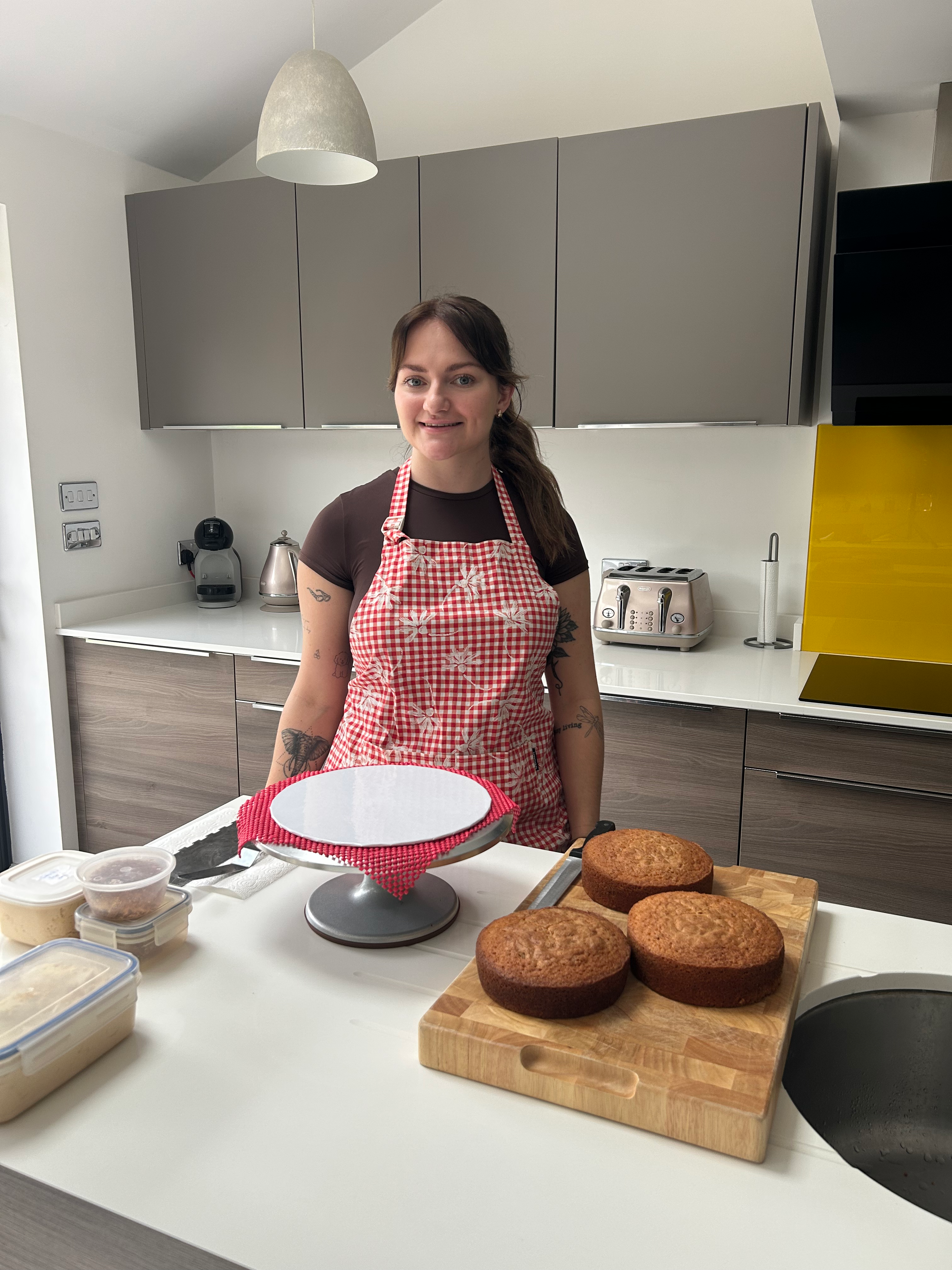 Online tutorial - How to stack & crumb coat a cake
