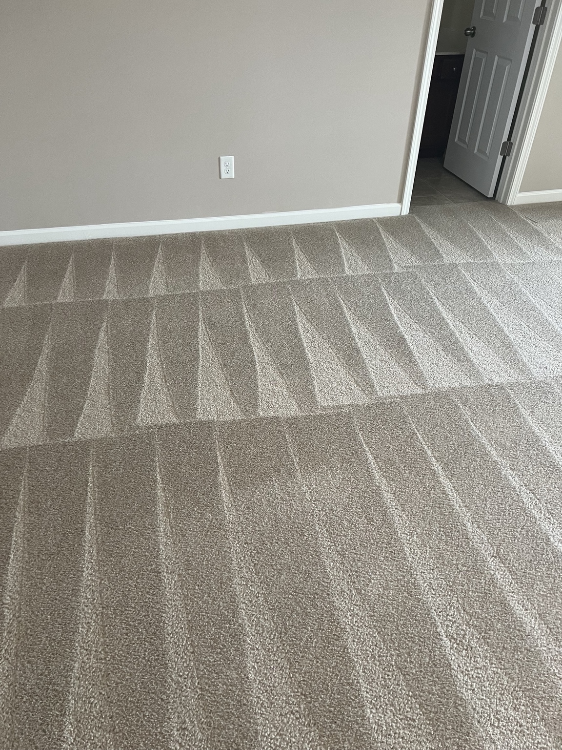 A closer view of the finished carpet and its triangular cleaning lines.
