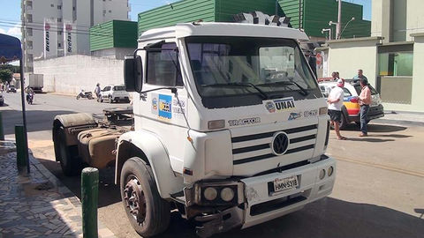 Caminhão da prefeitura de Unaí sem licenciamento se envolve em acidente com carros