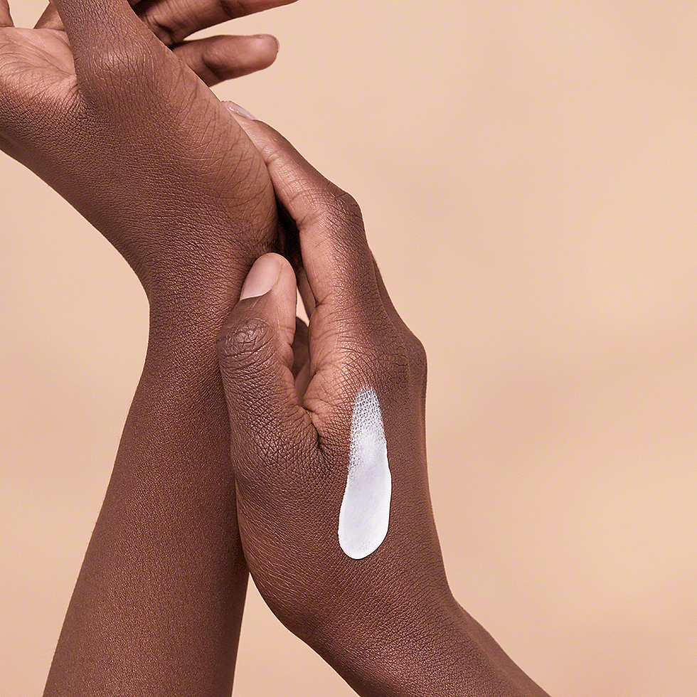 थंबनेल: Hands swatching Prime Renewing Pack cream to hand