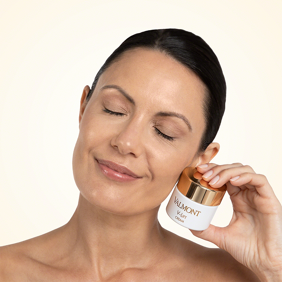 Miniatura: Close-up of radiant skin after applying V-Lift Cream