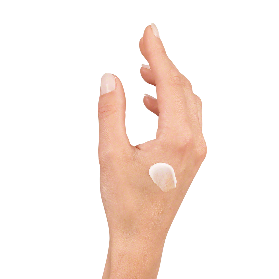थंबनेल: Swatch of airy-light LumiCream texture on back of hand