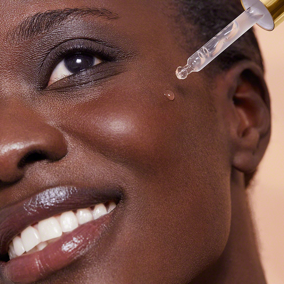 Miniatura: Model applying Moisturizing Booster to face with dropper