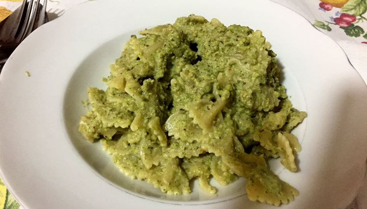 Farfalle in crema di broccoli e pistacchi.